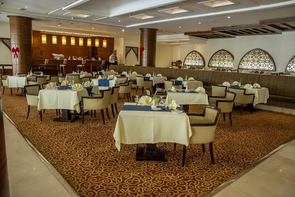 Helnan Dream Hotel And Conference Center 6th of October City Eksteriør bilde The restaurant at the hotel